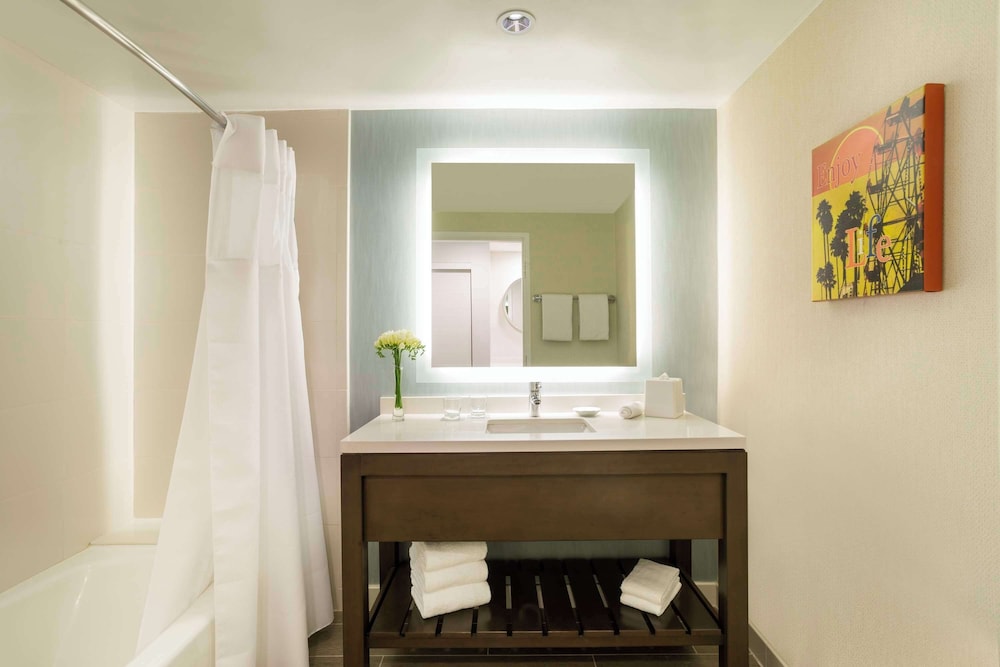 Hyatt Regency Newport Beach Hotel 75/75