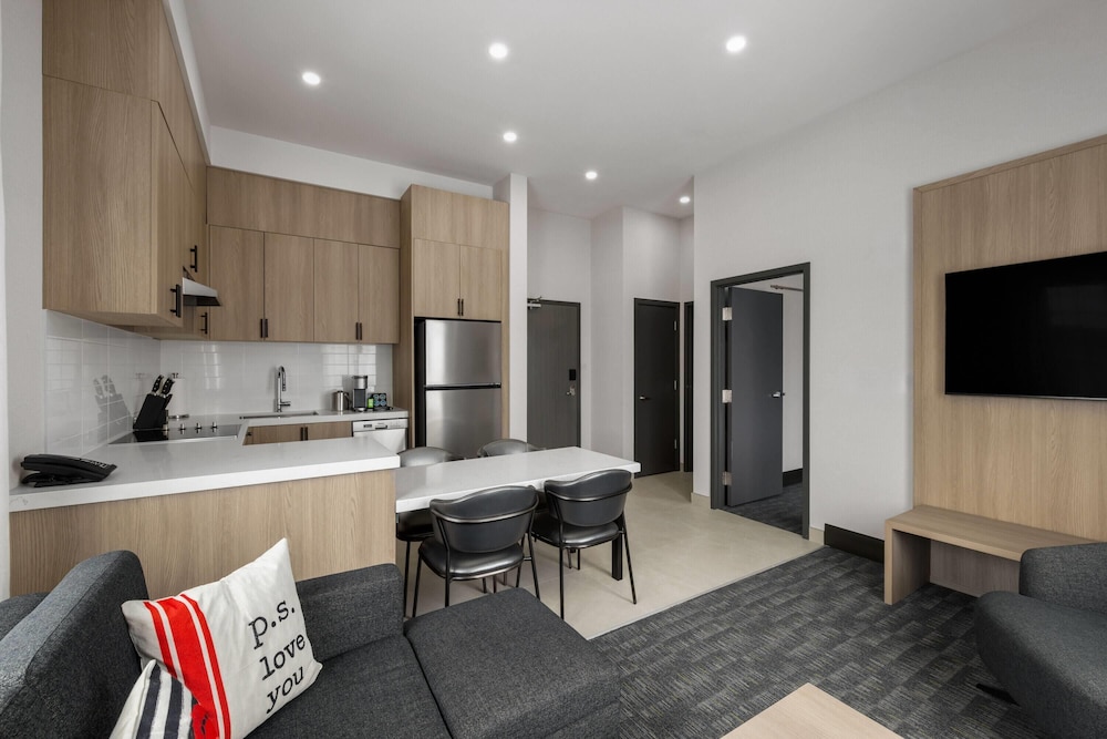 La Quinta Inn & Suites by Wyndham Kelowna BC 44/51
