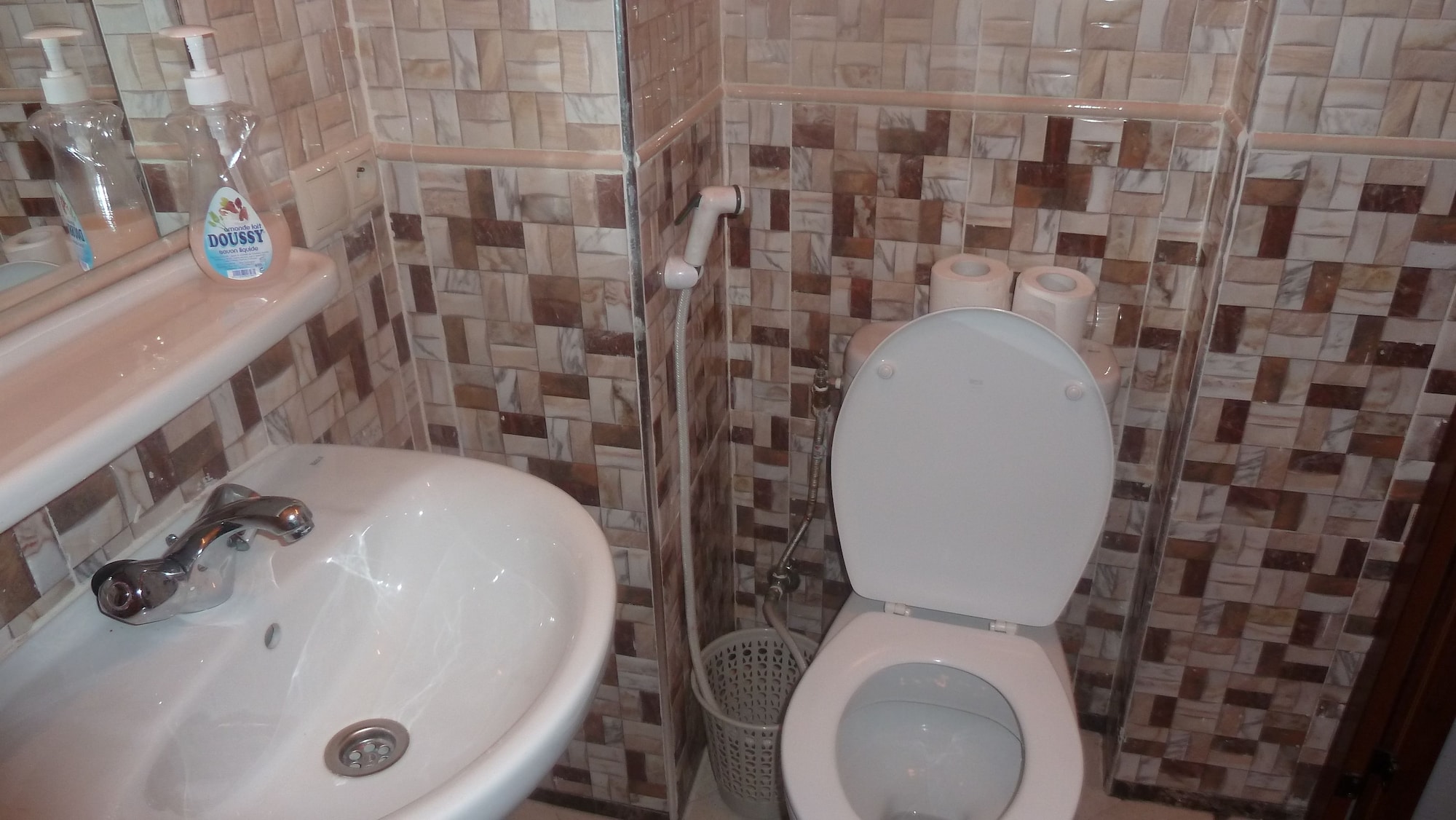 ROOM, QUADRUPLE, SHARED BATHROOM