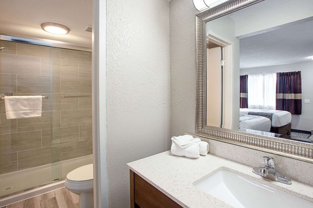Clarion Pointe East Lansing University Area 13/33