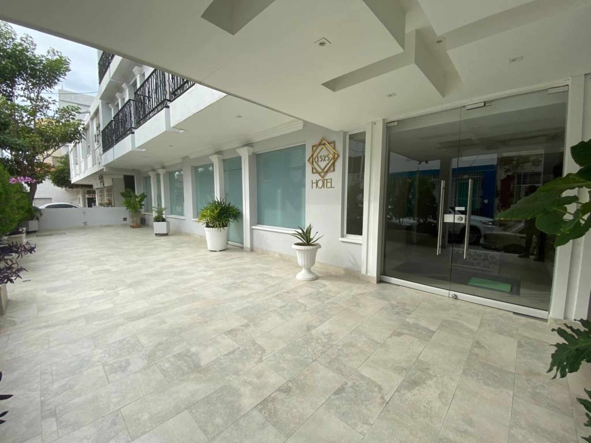 HOTEL 1525 2/20