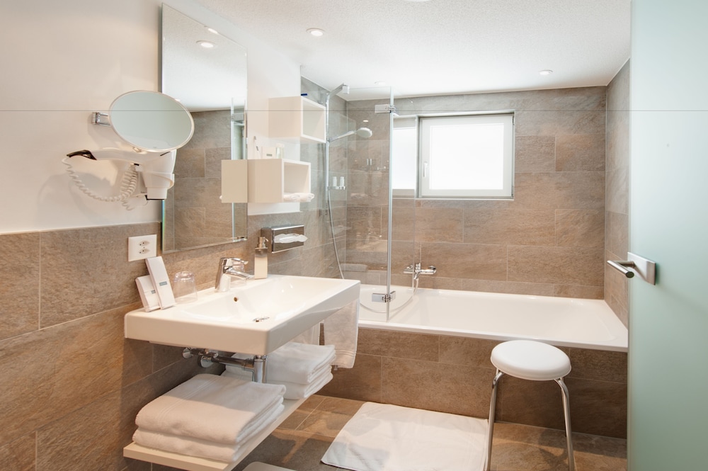 MODERN, DOUBLE BED, BATHTUB