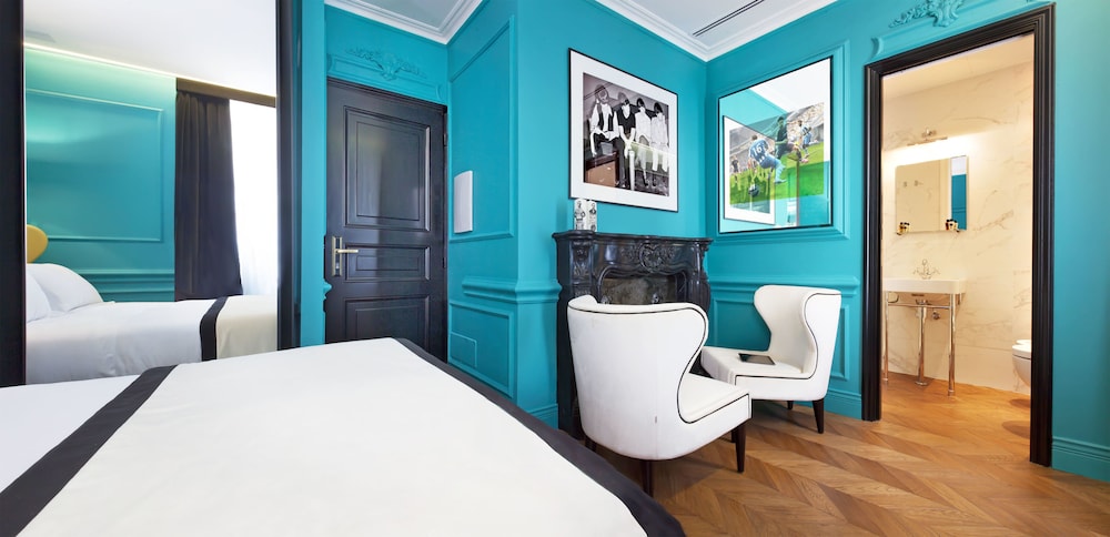THE CORNER TOWNHOUSE 14/50