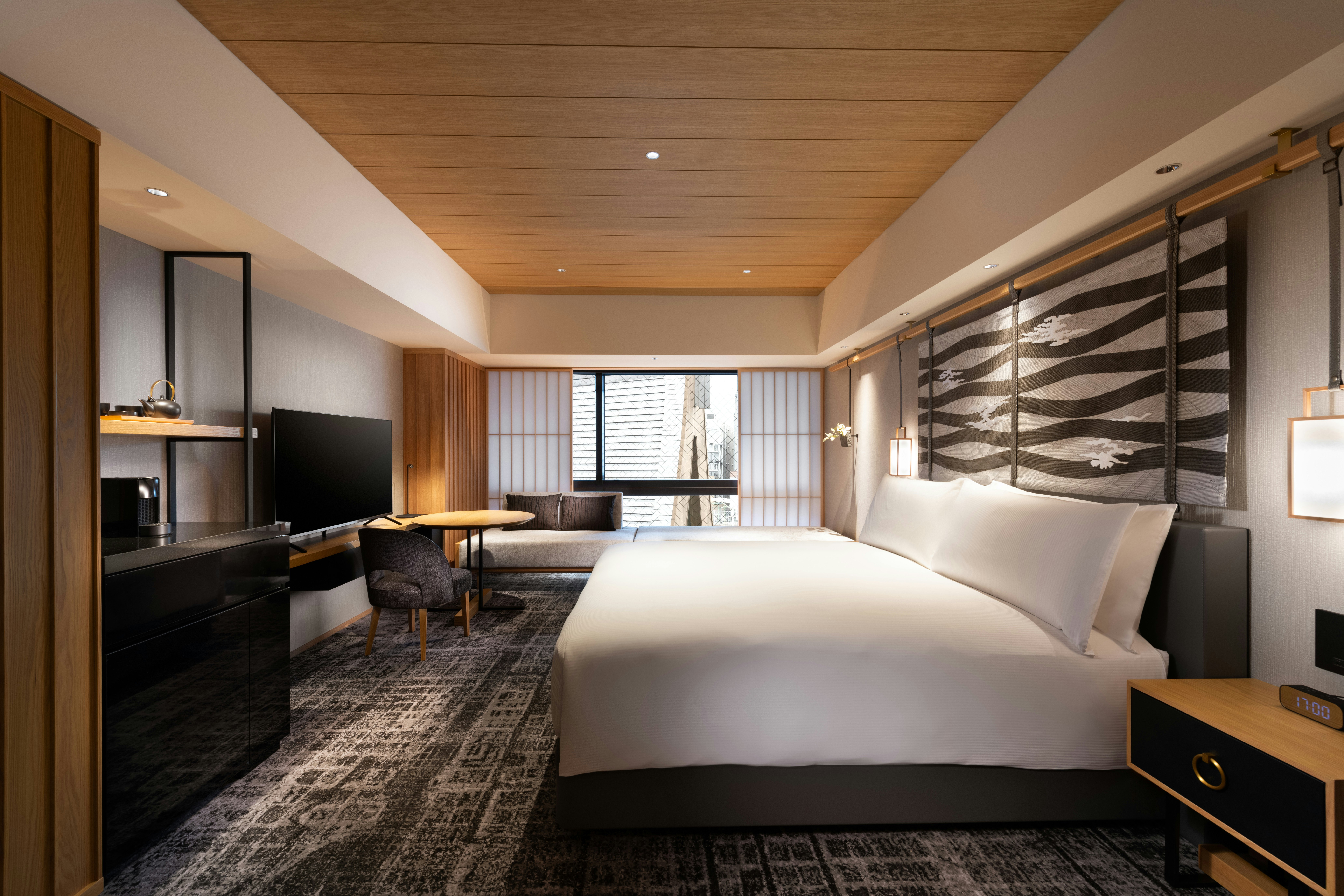DELUXE, KING BED