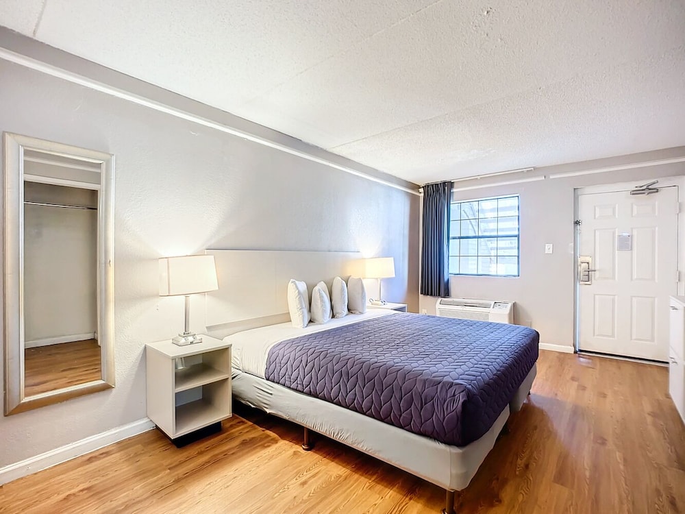 غرفة بسرير كينج للمدخنين، Motel 6 Jacksonville Fl Airport Area South 4/10