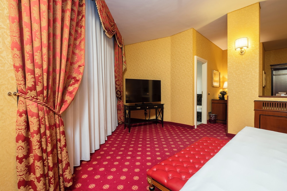Maxim Hotel 13/40