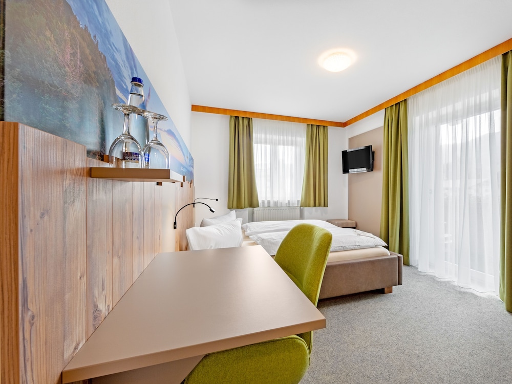 غرفة بسرير كوين بشرفة، Landhotel Gabriele 6/10