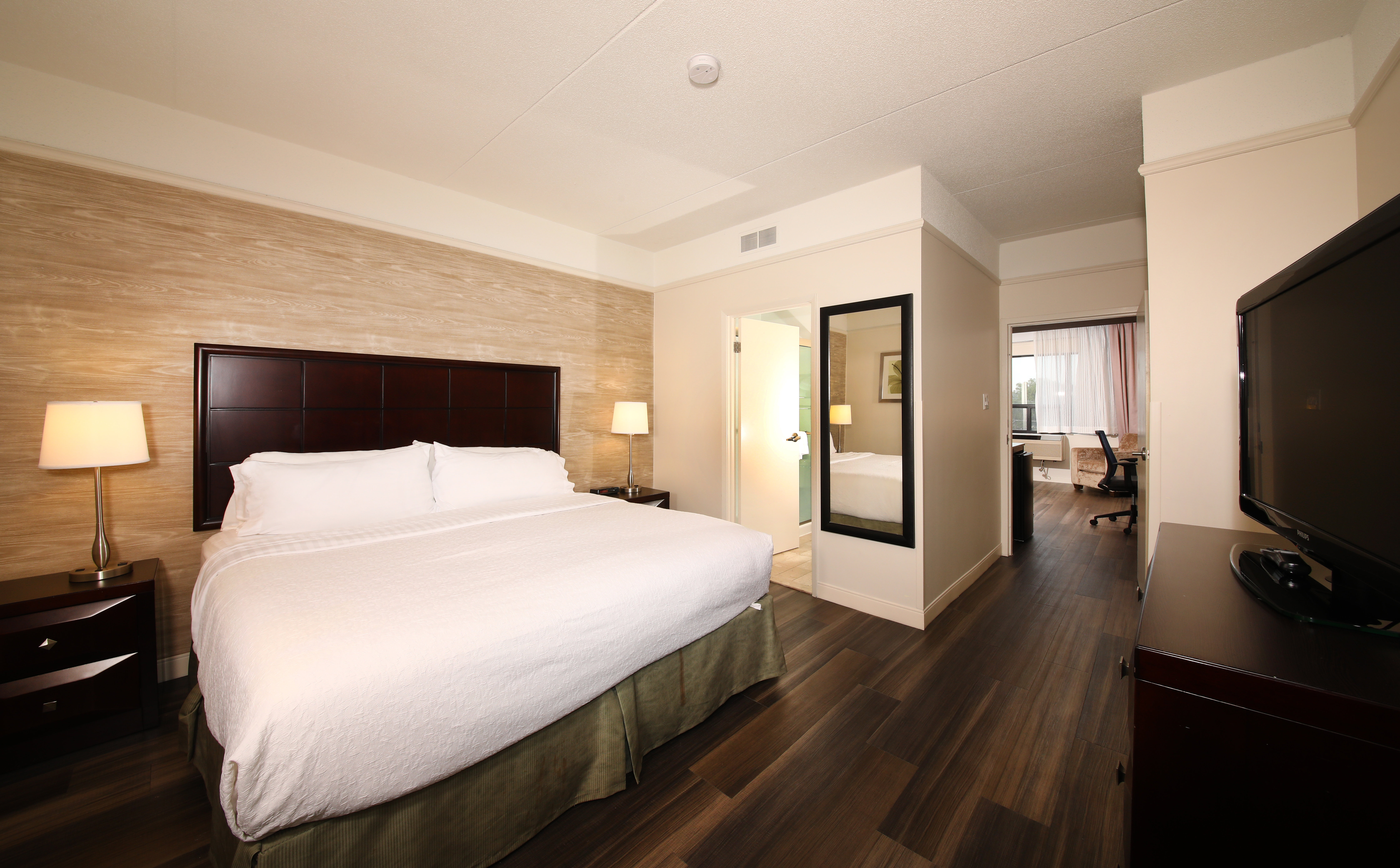 Holiday Inn Suites Windsor Ambassador Bridge 24/72