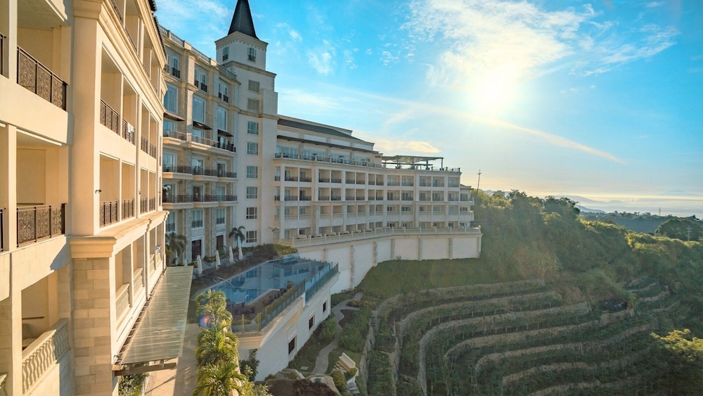 Twin Lakes Hotel 47/50