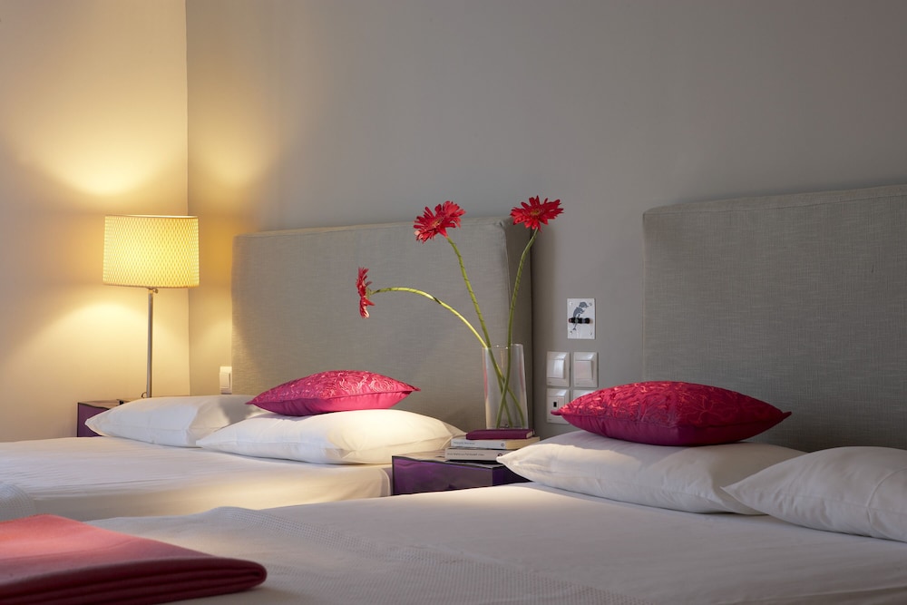 Kamari Beach Hotel 34/65