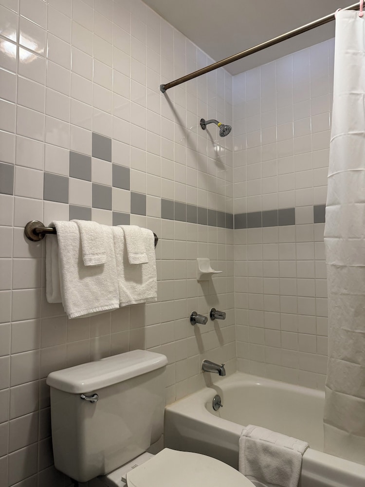 غرفة بسرير كوين، Harmon Loop Hotel 5/7