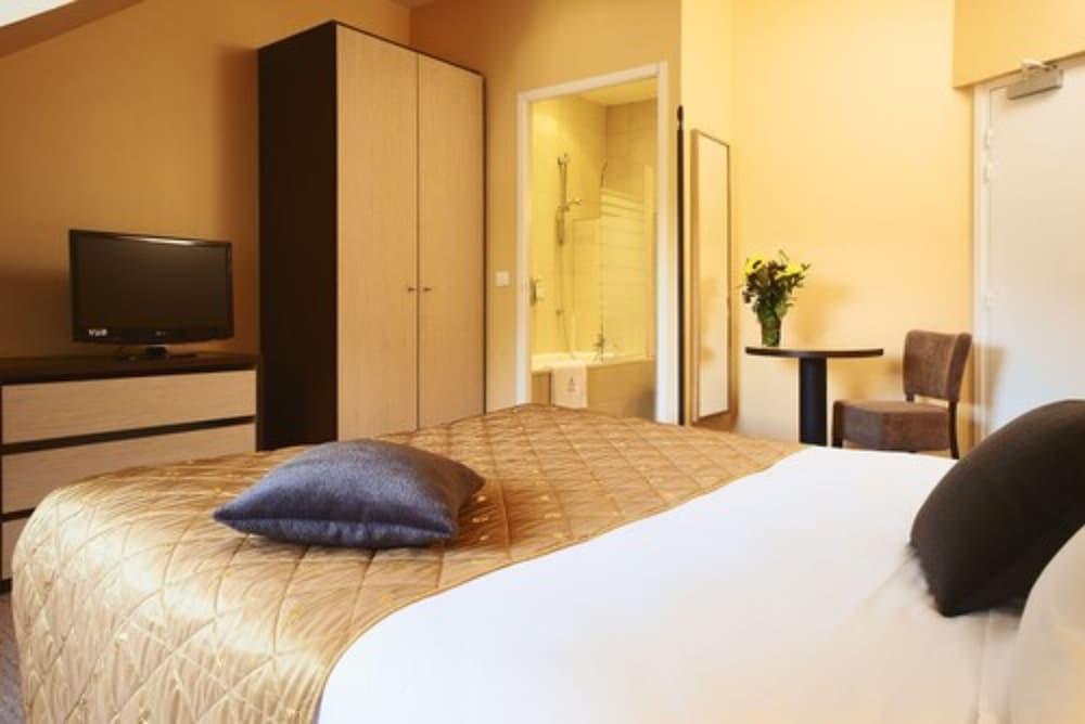 Golf Hotel 18/50
