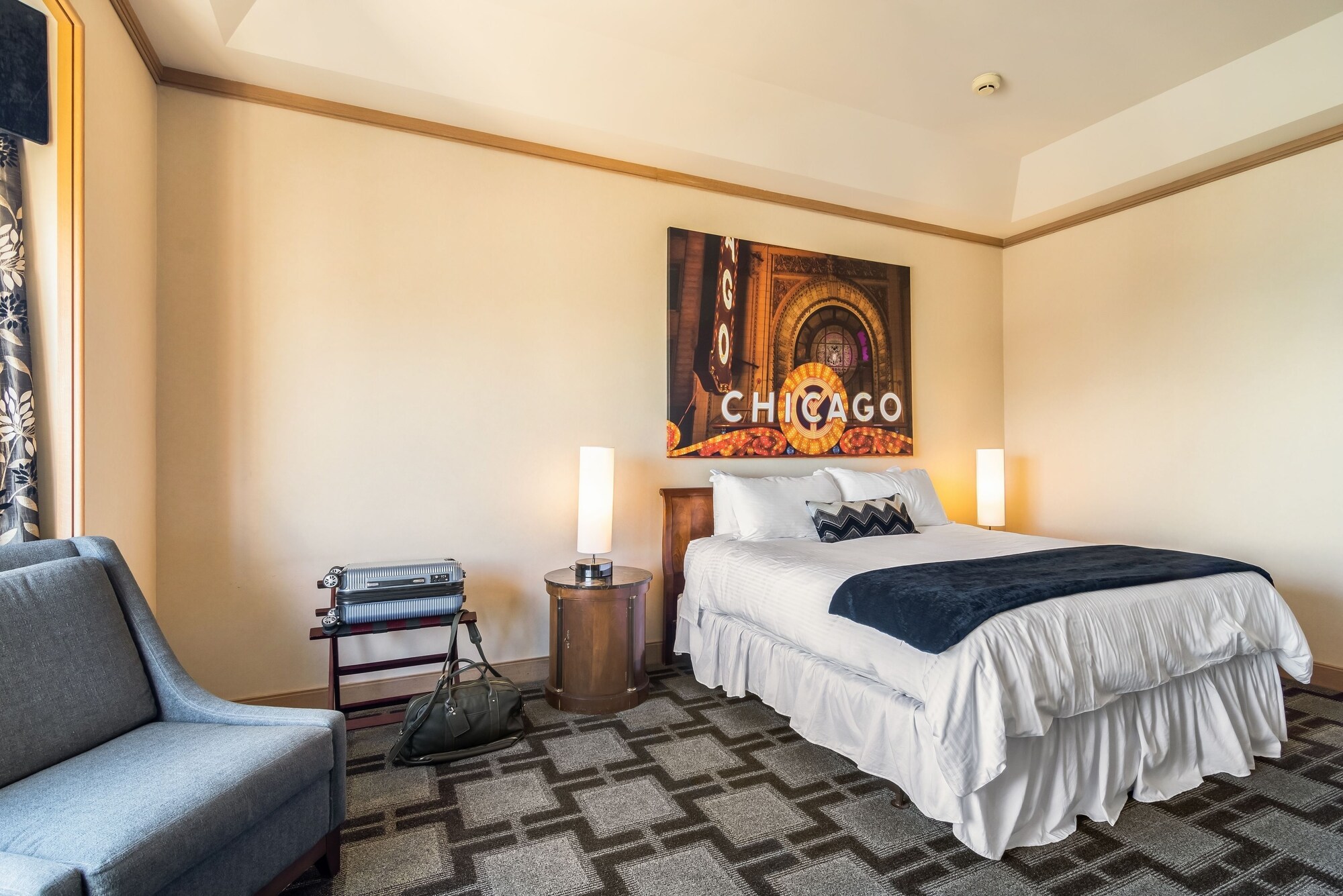 DELUXE, KING BED