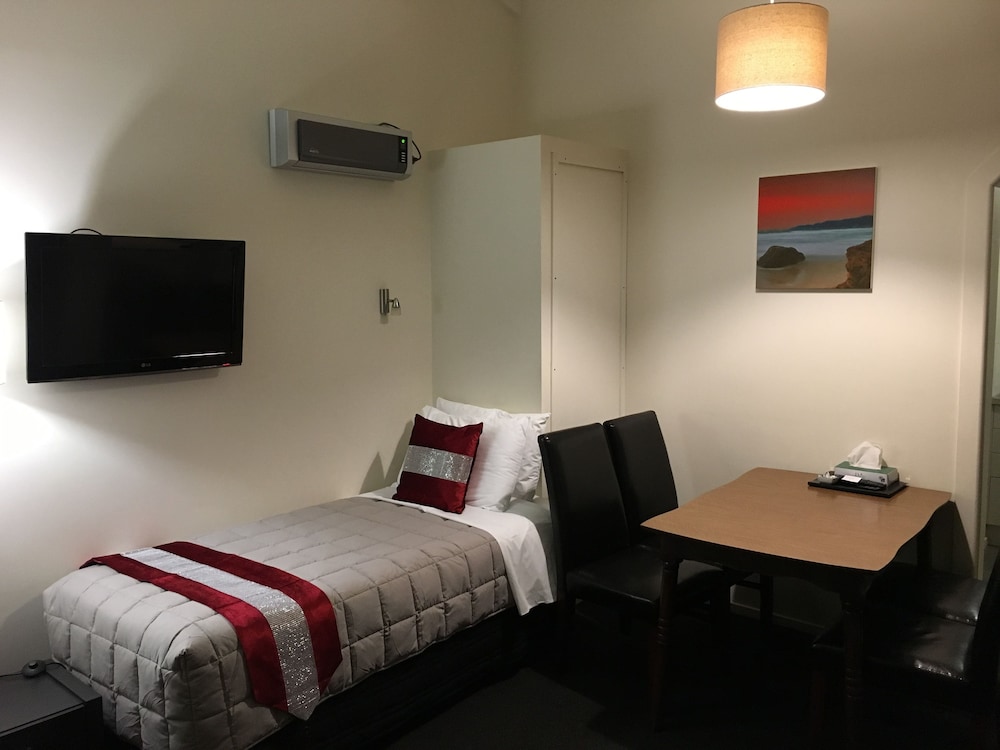 Colonial Lodge Motel 13/42