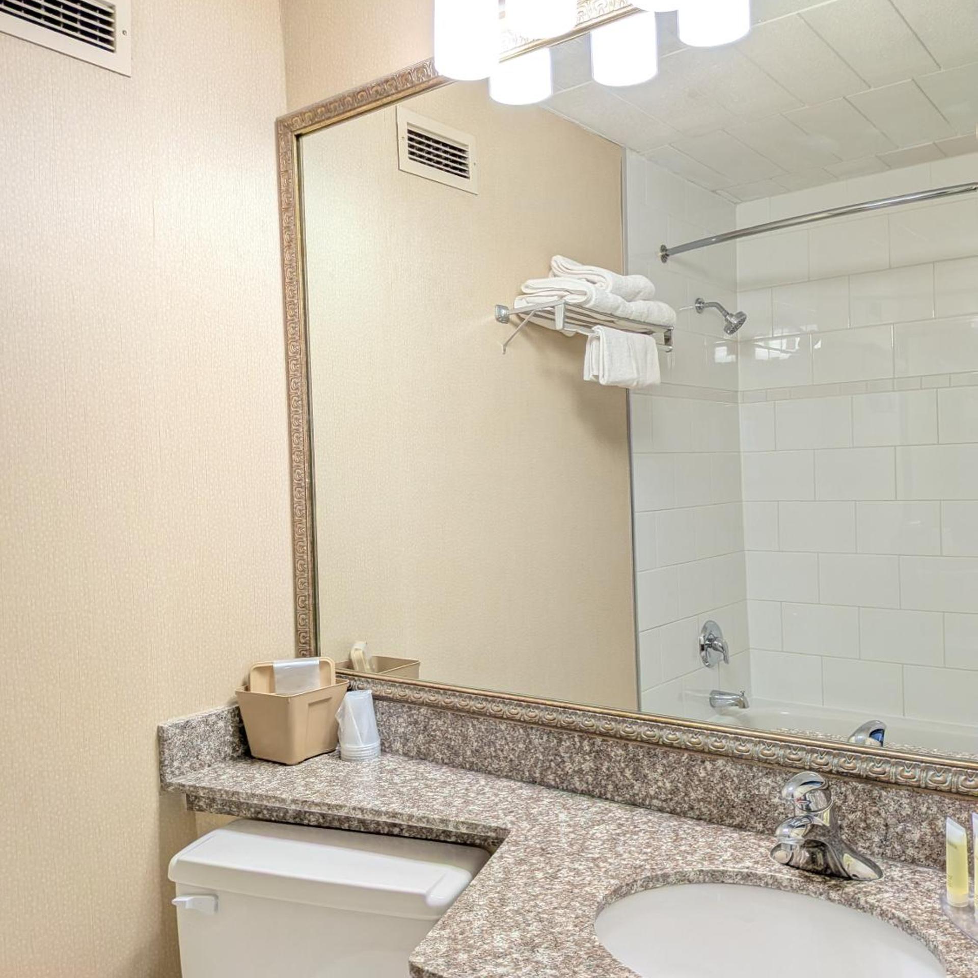 غرفة قياسية ثلاثية بسرير مزدوج، Confederation Place Hotel 7/7