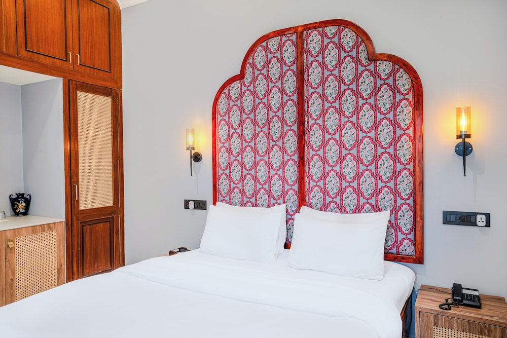 LUXURY, QUEEN BED, BALCONY