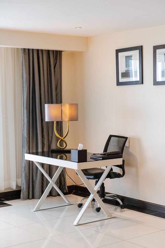 Acacia Premier Hotel 62/66