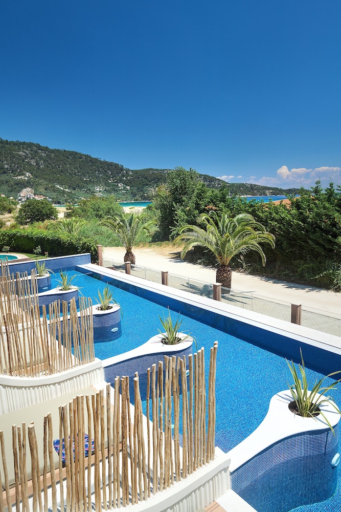 Alexandra Golden Family Innovation Resort 56/76