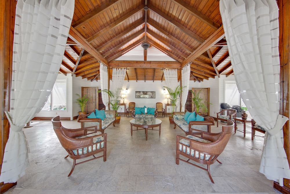 Pineapple Beach Club - Adults Only 33/40