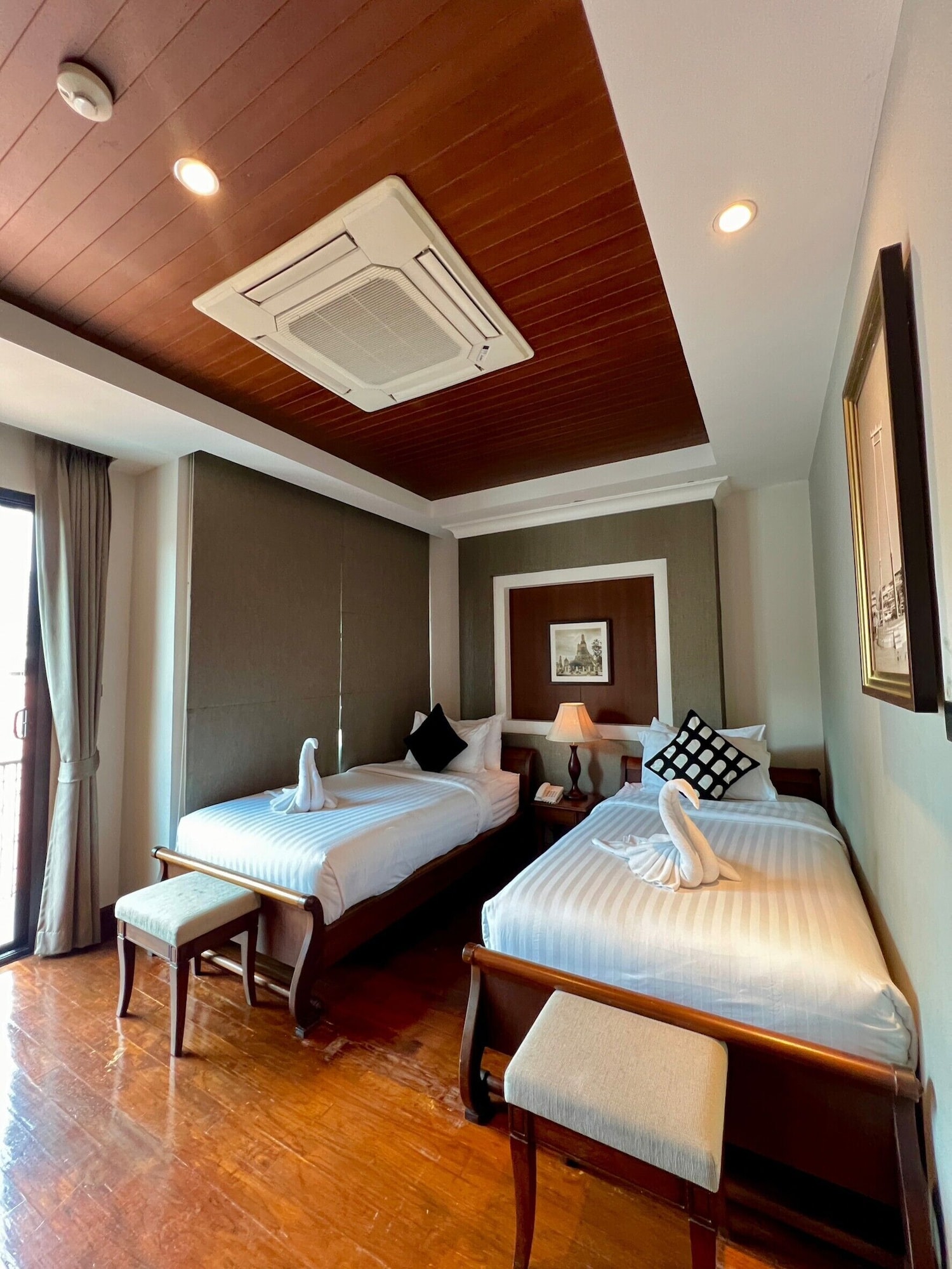 ROOM, TWIN BEDS