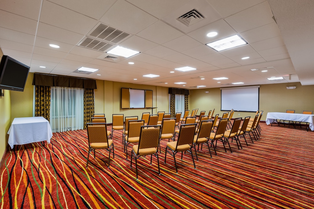 Holiday Inn Express Hotel and Suites Salina 48/62