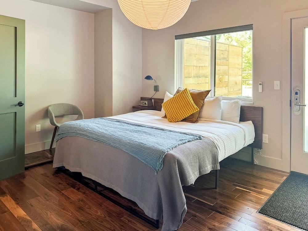 Ledges, King Bed, Accessible