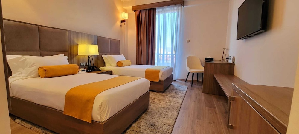 غرفة بسريرين منفصلين وسريرين كينج، TH BonRoyal Hotel 2/6