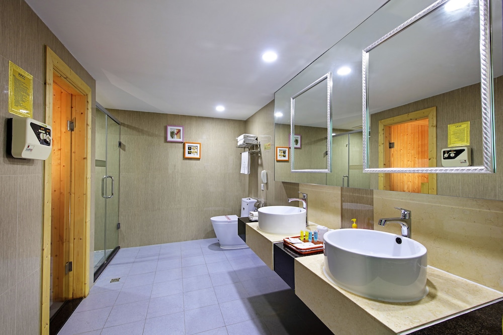LN New World Hotel 32/46