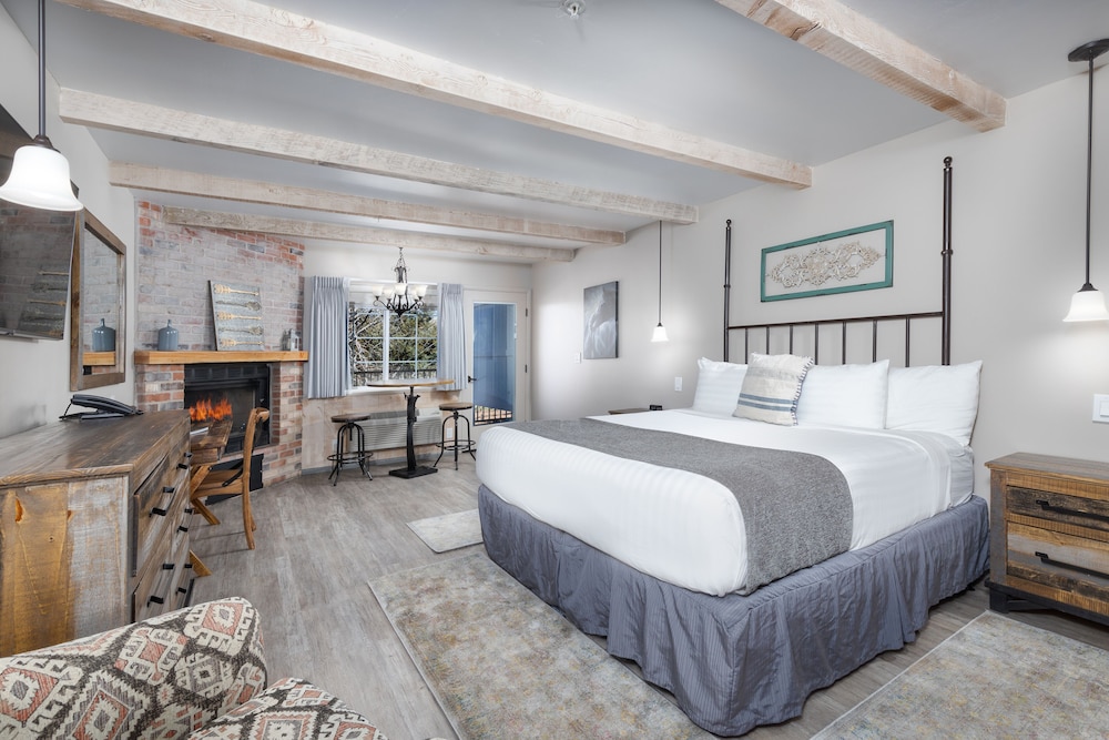 Sky, King Bed، Sky Ranch Lodge 2/6