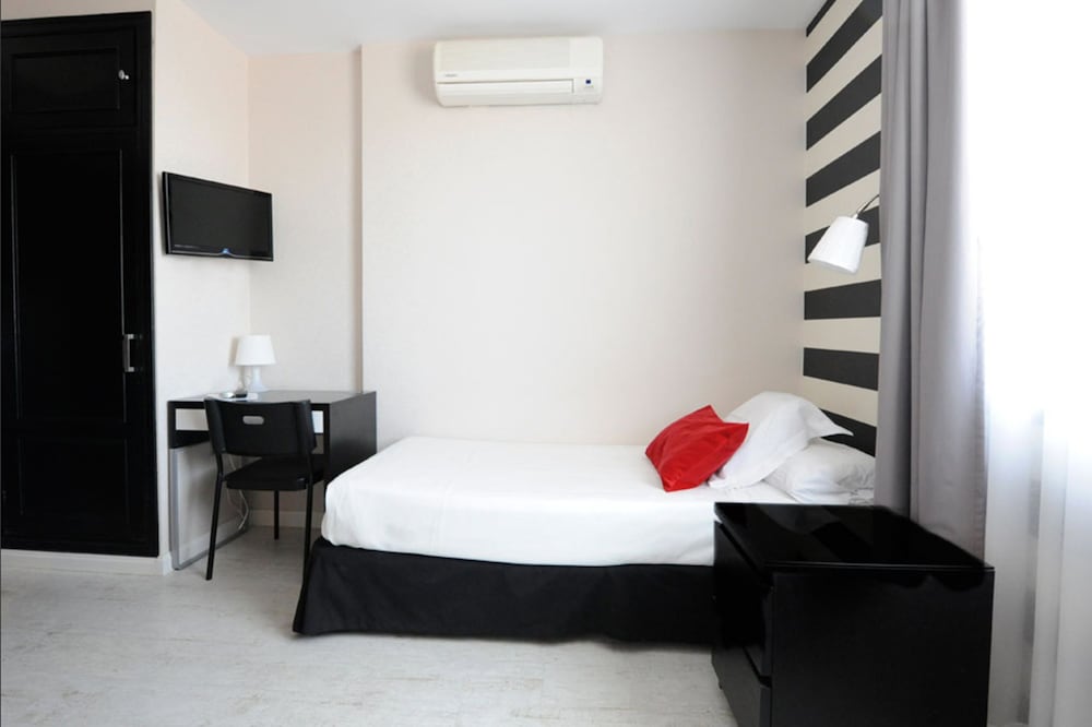 Hostal Domus 8/36