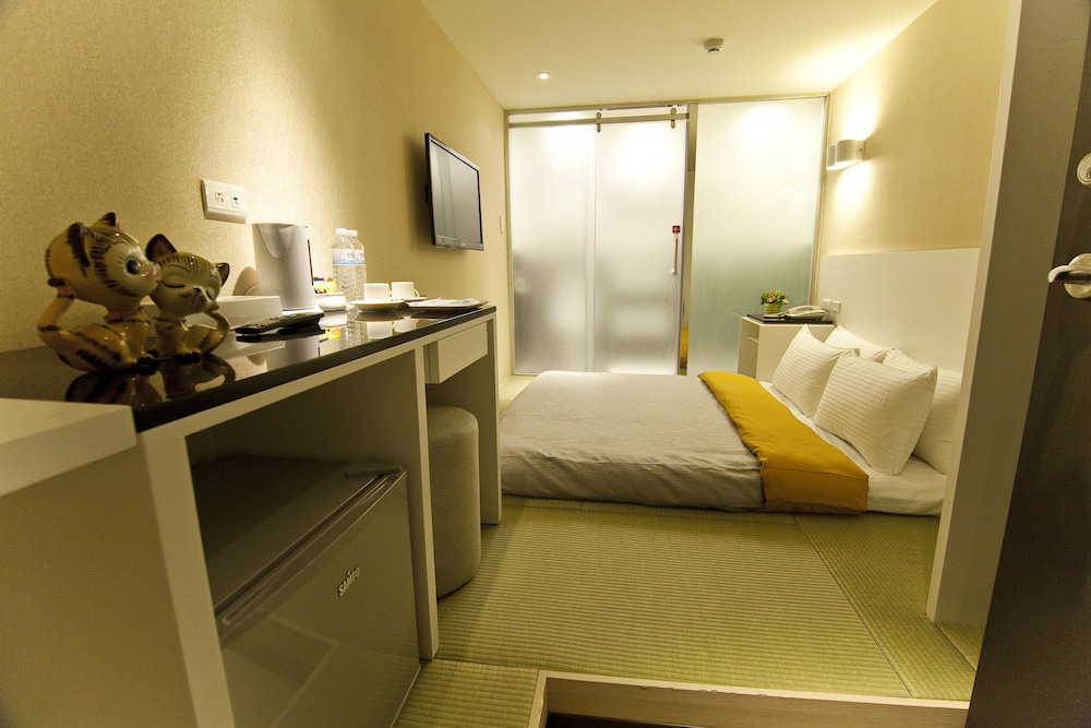 E House Hotel 24/65