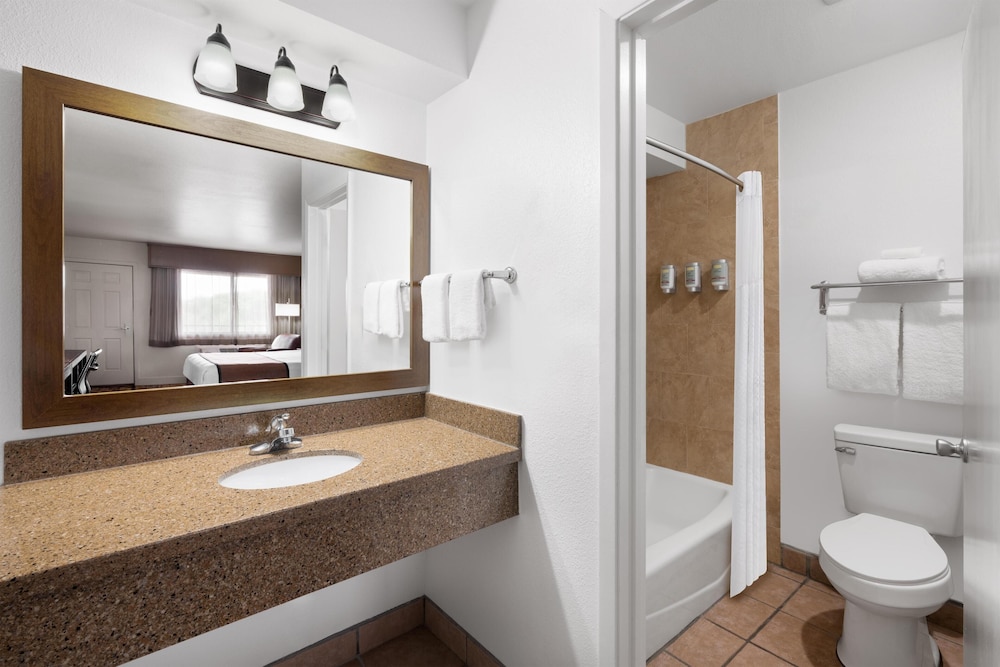 غرفة قياسية بسرير كوين، Best Western Discovery Inn 5/7