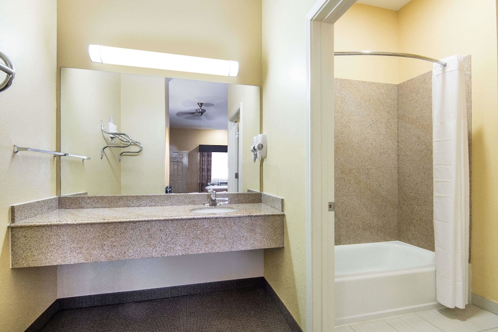 Days Inn By Wyndham Baytown East 46/50
