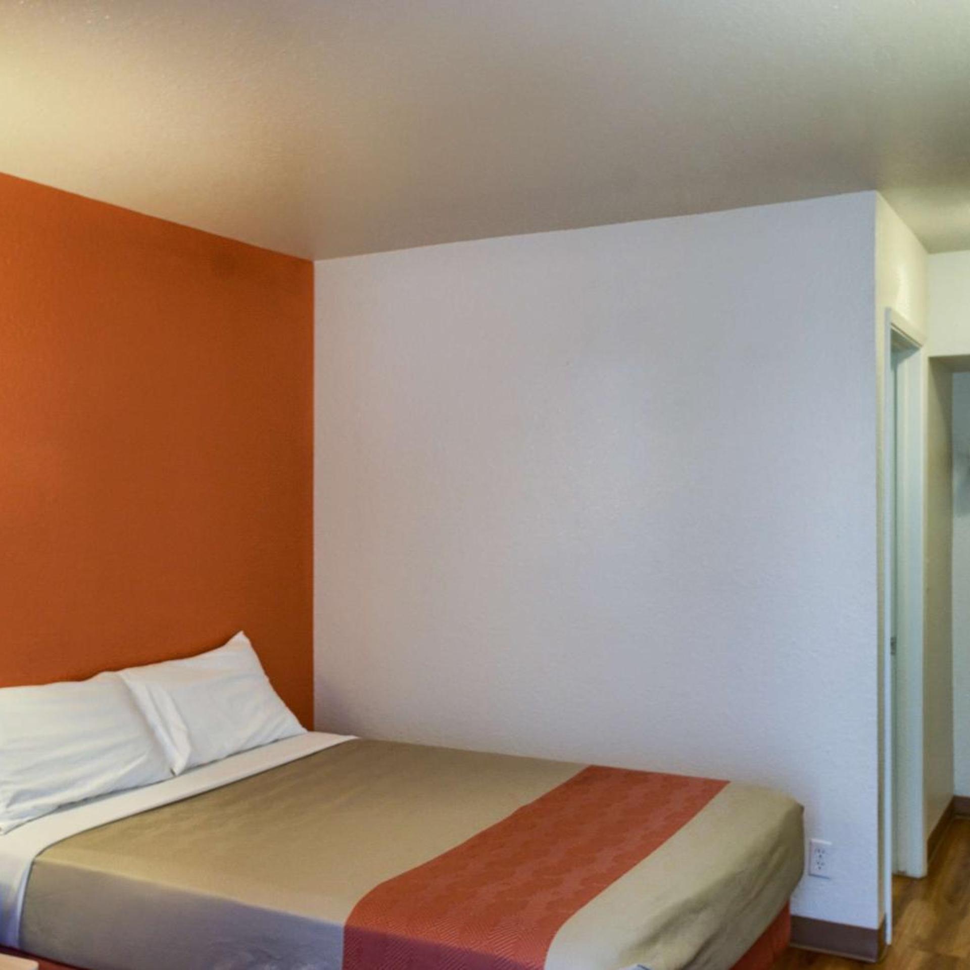 1 Full Bed ADA/RI Shower، Motel6 Everett, WA - North 3/10