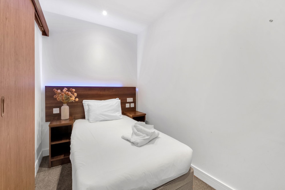 ROOM, SINGLE, NO WINDOW
