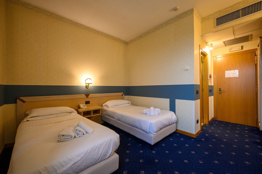 ROOM, TWIN BEDS