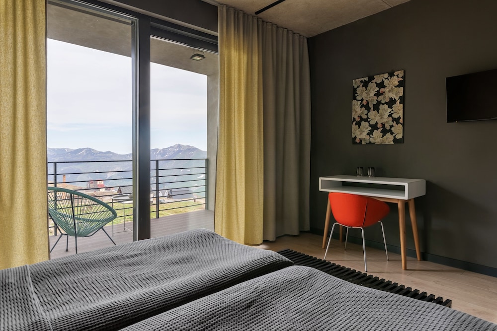 Quadrum Ski & Yoga Resort 24/68