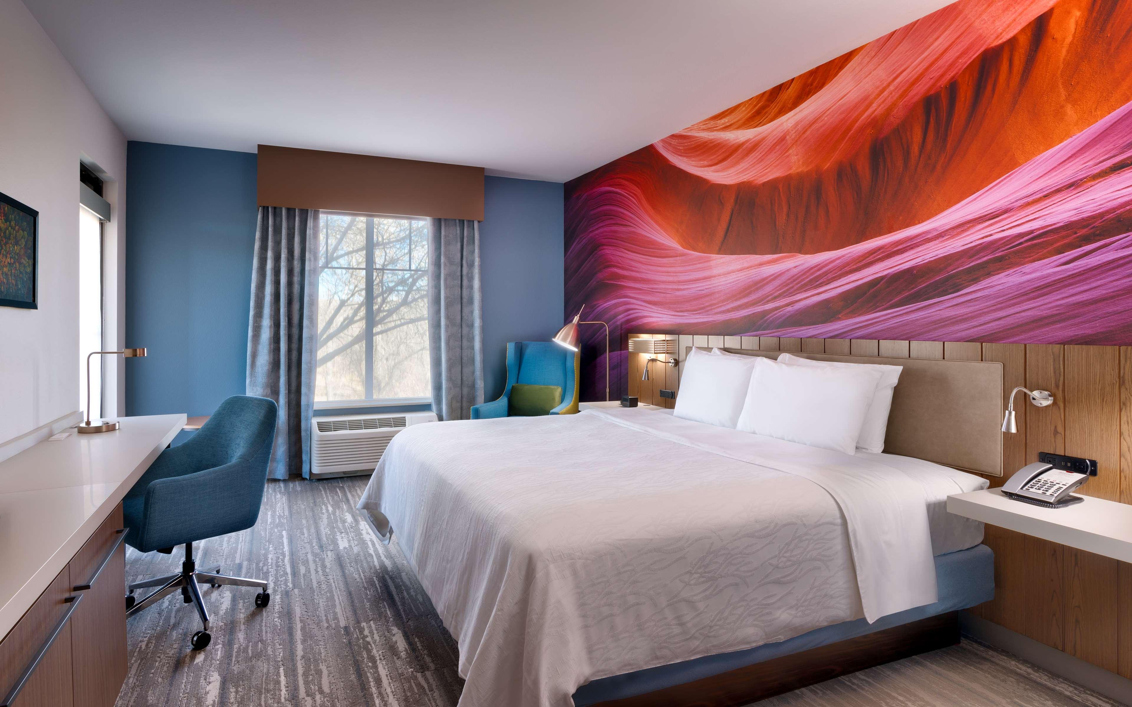 Room, King Bed, Creek View, Balcony, Corner