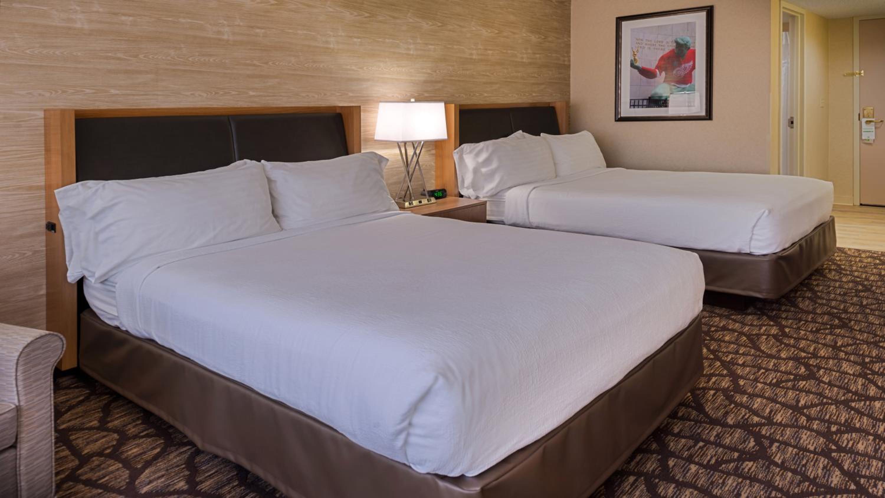 غرفة بسريرين منفصلين لذوي الإعاقة، Holiday Inn Hotel Suites Warren 3/6