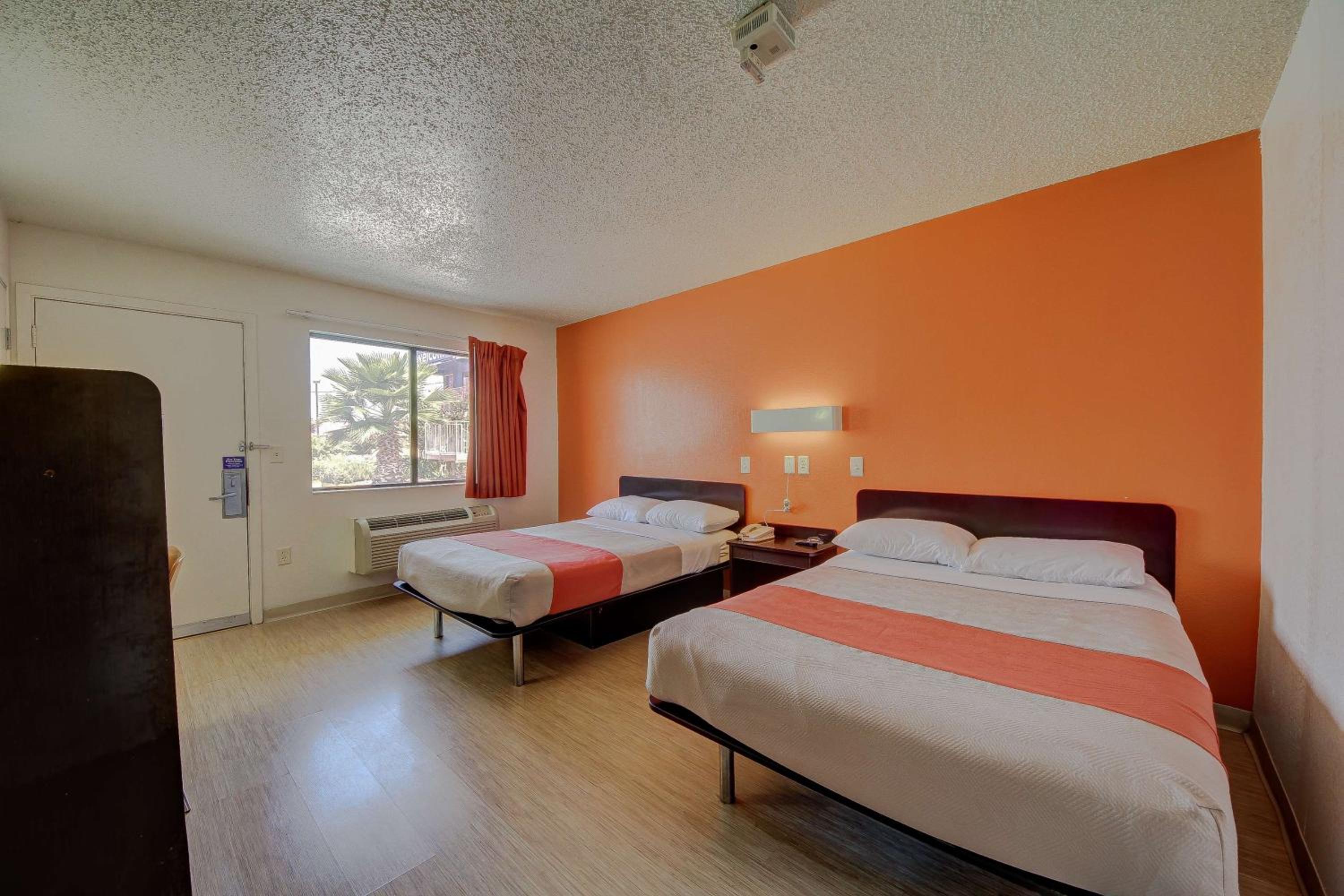 2 Queen Beds - Mobility Accessible Ri Shower