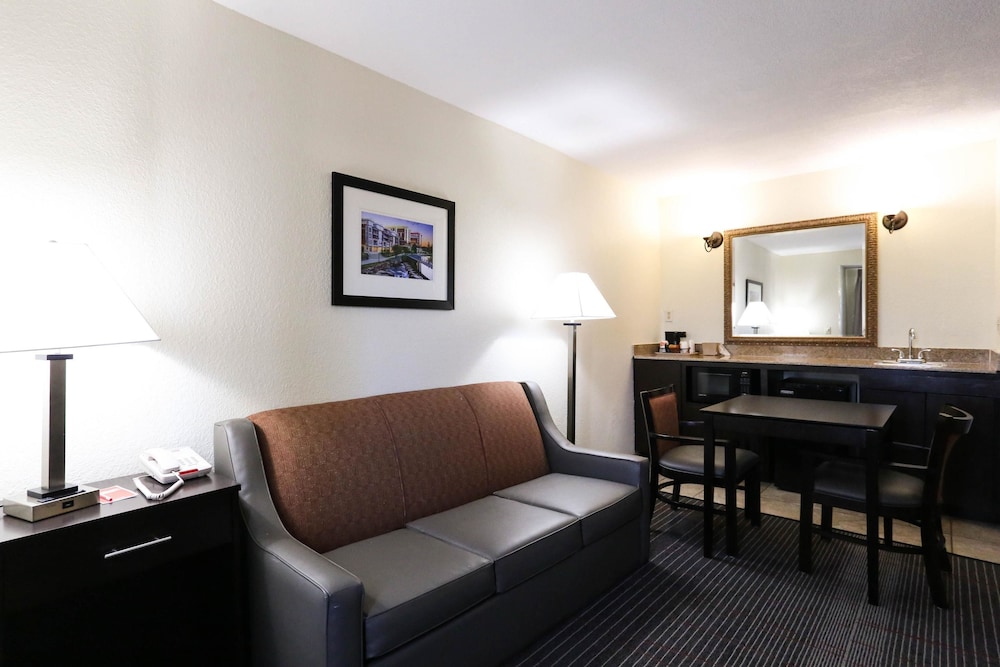Econo Lodge Inn Suites Greenville 35/69