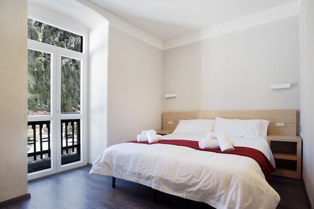 ROOM, SINGLE, DOUBLE BED