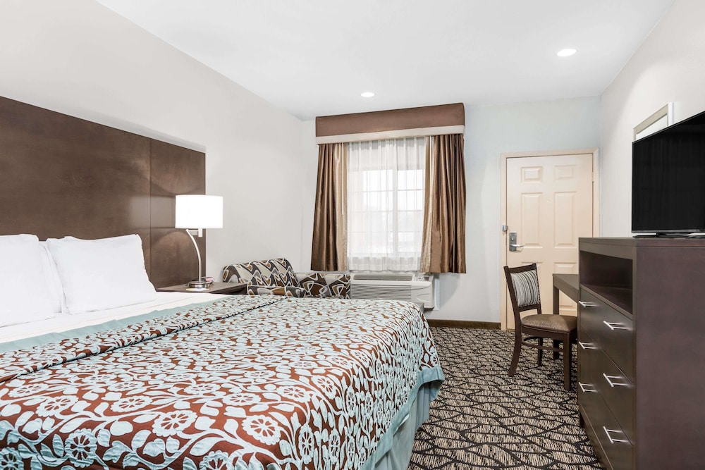 Days Inn & Suites by Wyndham Madisonville 11/35