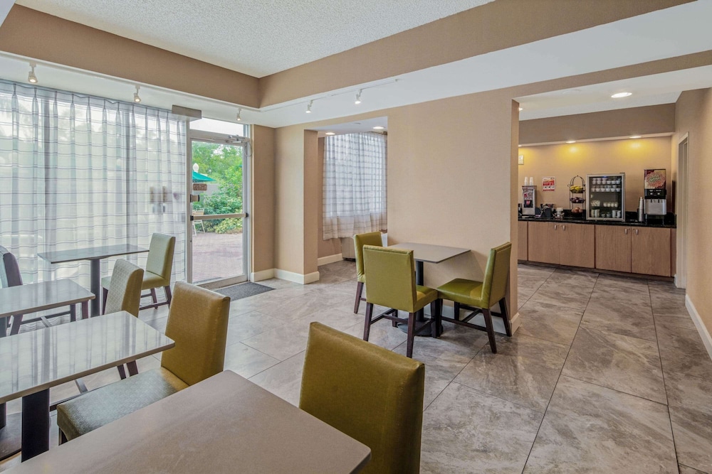 La Quinta Inn Suites By Wyndham Naples Downtown 35/48