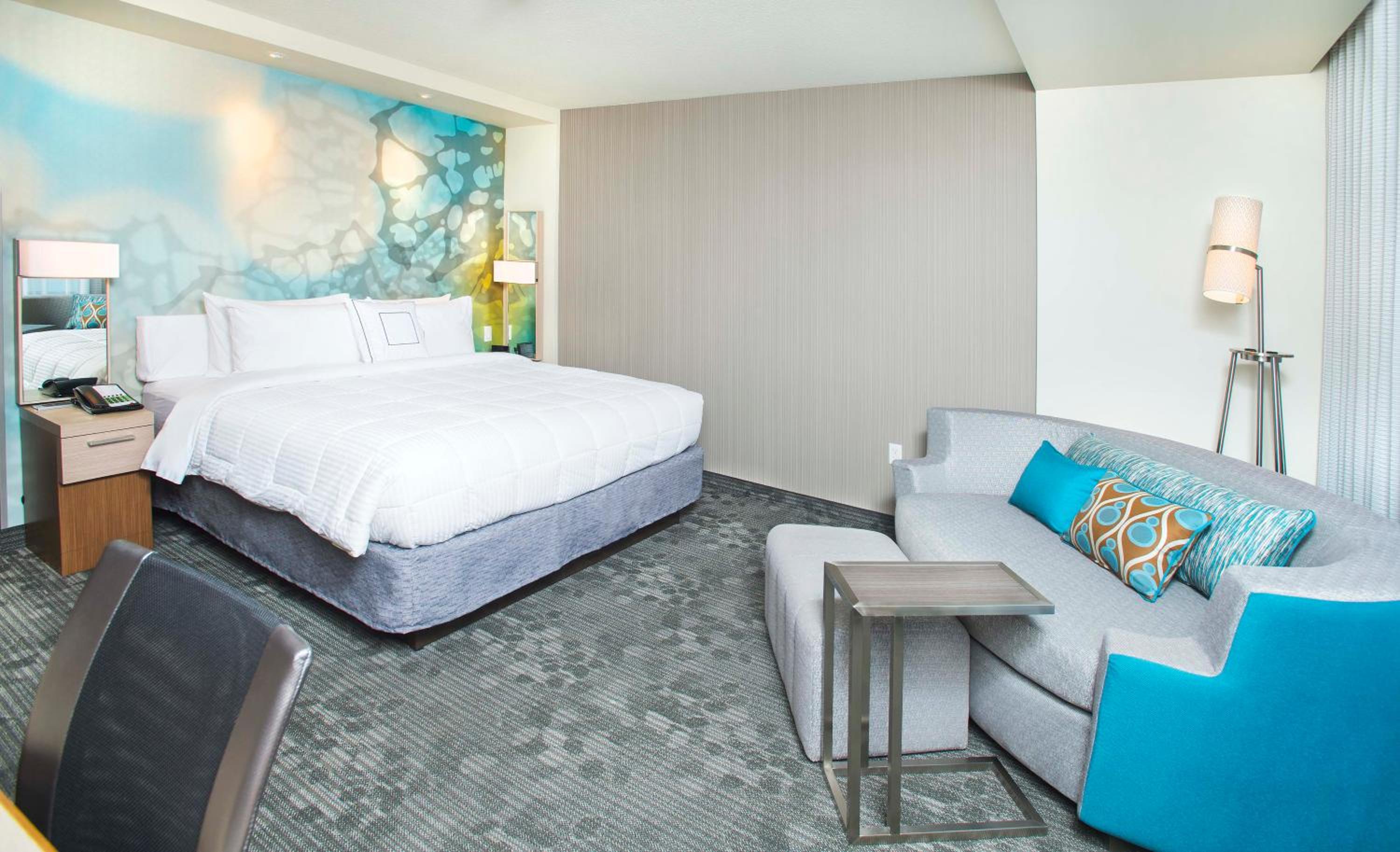 غرفة بسرير كينج مع أريكة في طابق مرتفع، Courtyard Redwood City 3/7