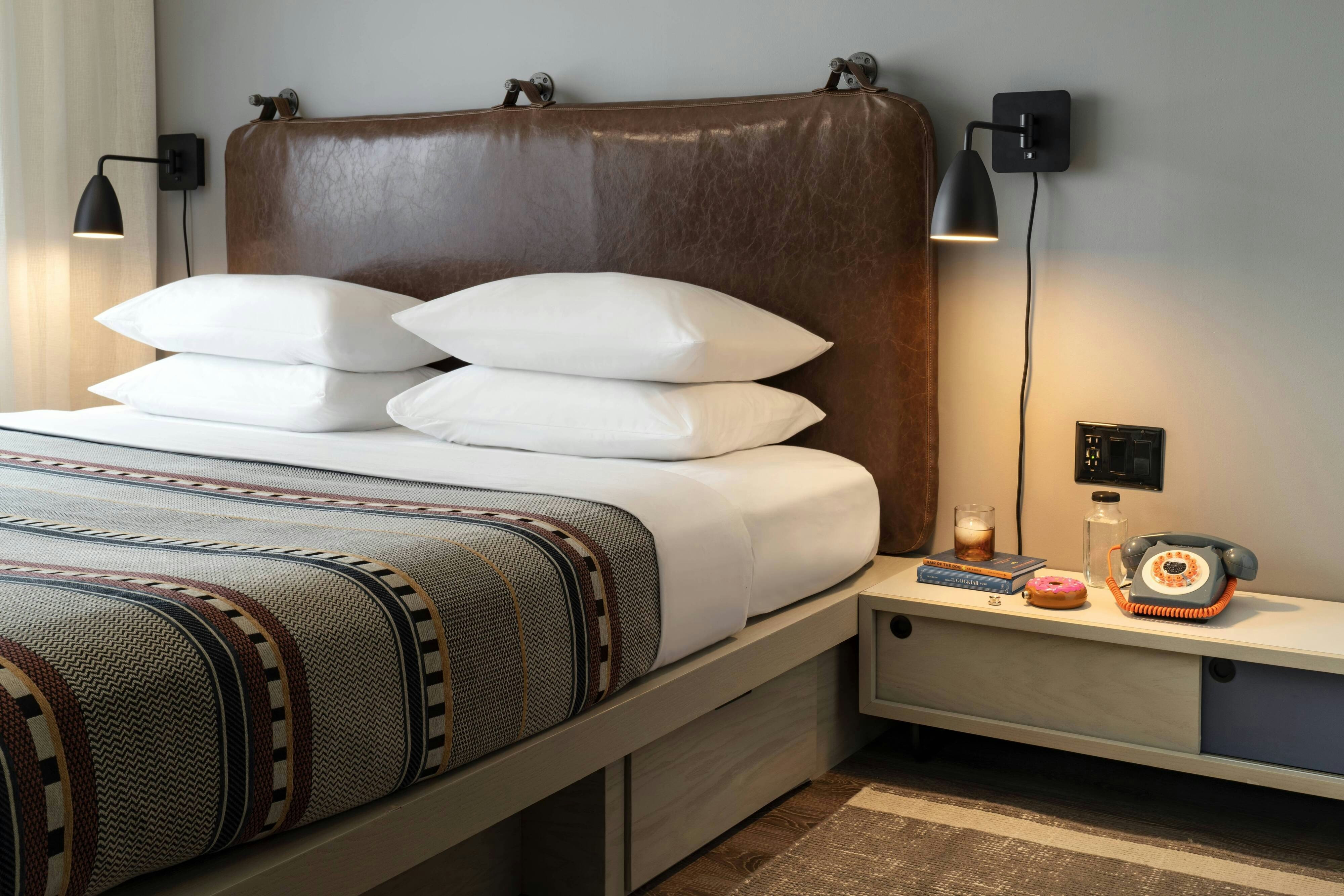 ROOM, KING BED
