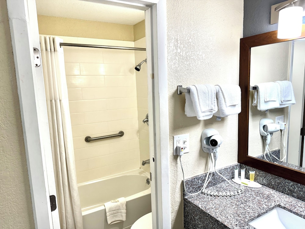 Super 8 by Wyndham Morganton 45/50