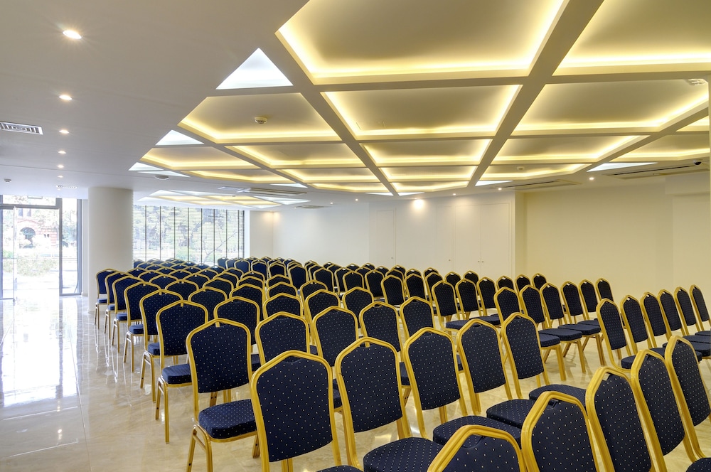 Athens Avenue Hotel 40/41