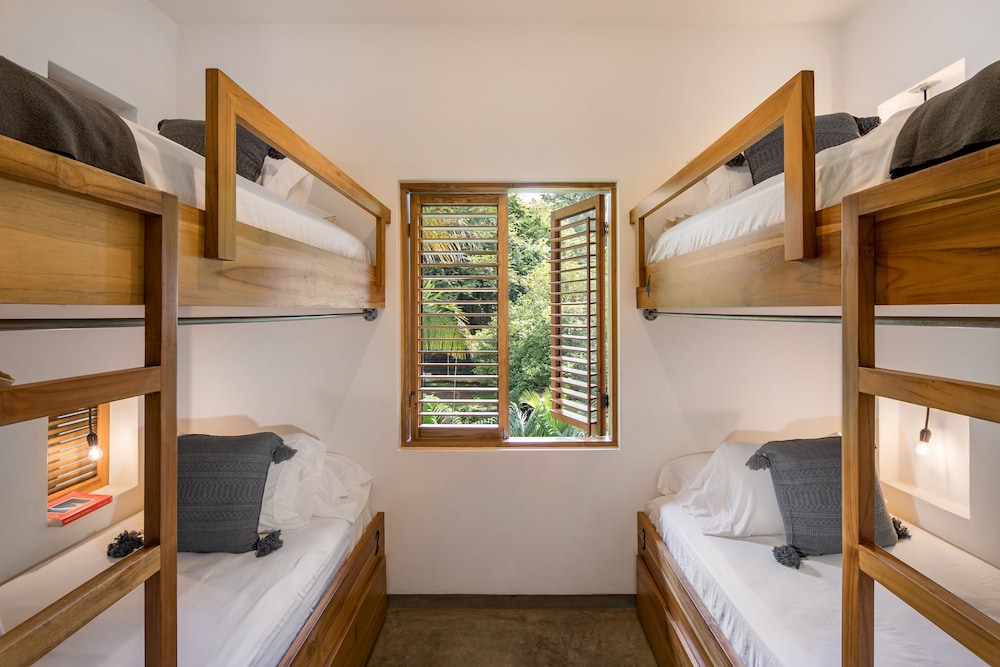 Mixed Dorm, 8 People, 8 Bunk Beds