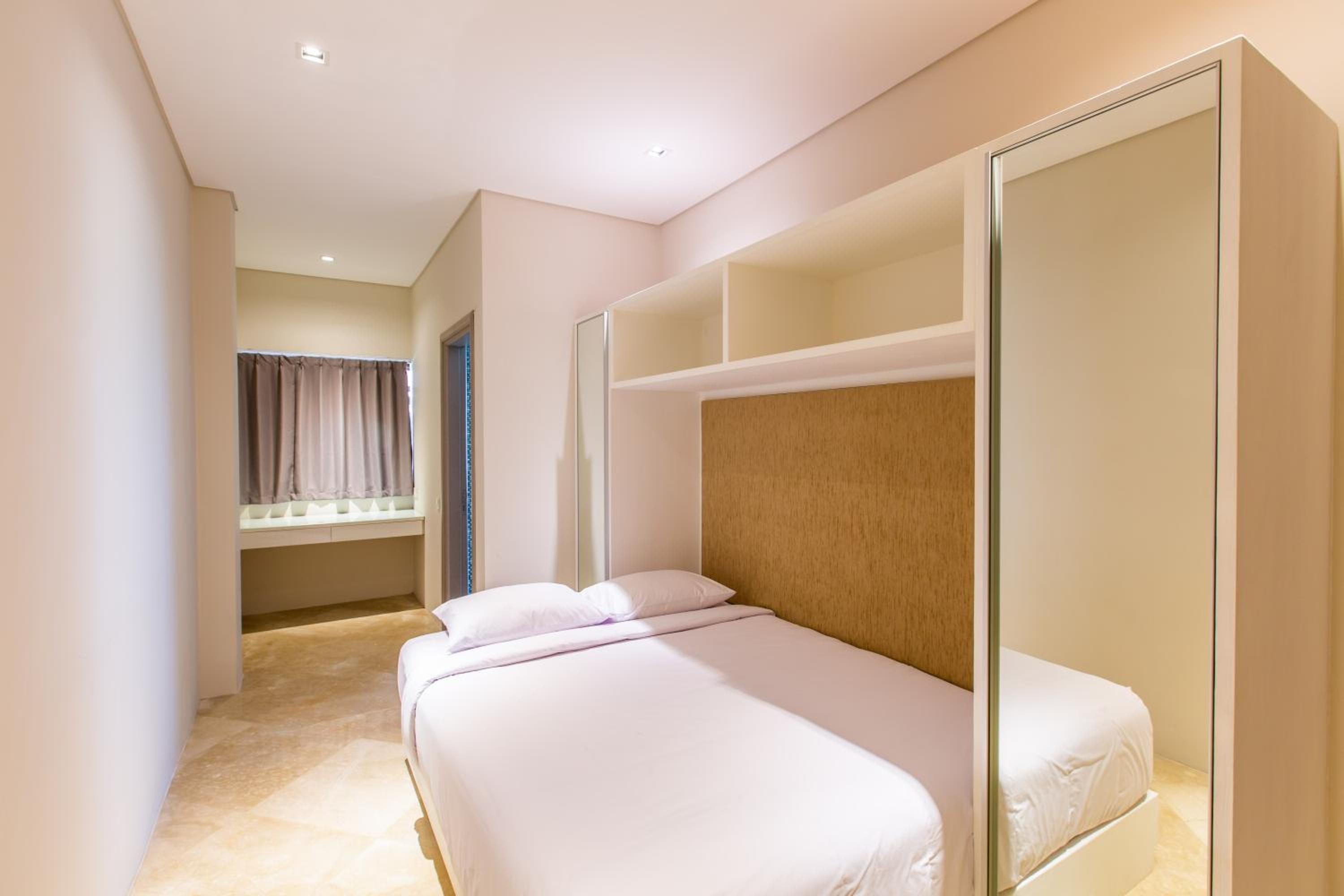 2 Bedrooms, Side Ocean View